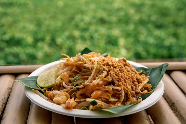 Pad thai, thai nudli keverjük megsütjük tofu és zöldség a Bamb — Stock Fotó