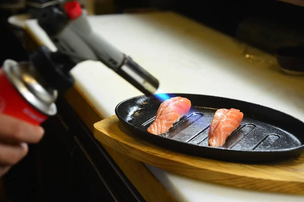 厨师使用火炬燃烧鲑鱼 - 鲑鱼西洋寿司 — 图库照片