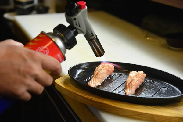味噌酱-鲑鱼埼京寿司厨师使用火炬燃烧 — 图库照片