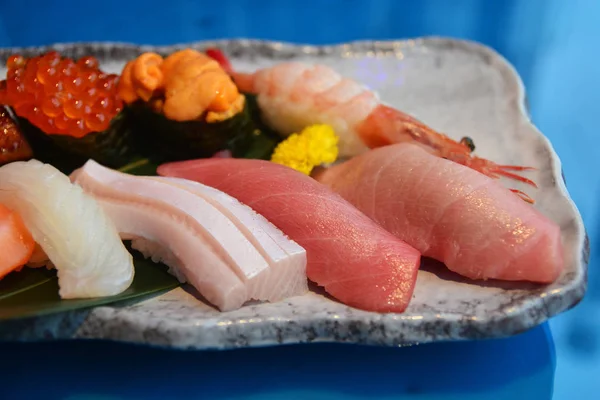 Sushi Set nigiri e involtini di sushi con salsa di soia, Giappone f — Foto Stock