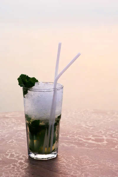 Romantic glass of cocktails Standing on the beach at colorful su — Stock Photo, Image