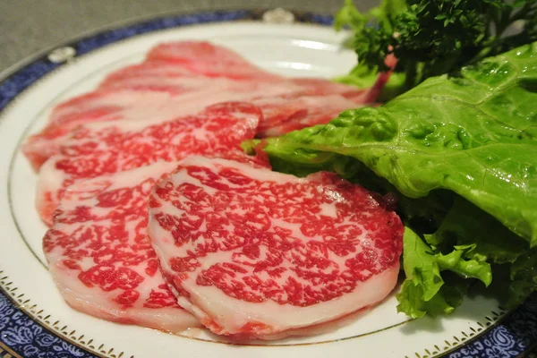 瓦格尤牛肉配大蒜、盐和胡椒/瓦格玉牛肉、日本蜜蜂 — 图库照片