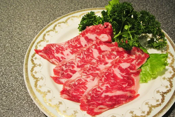 瓦格尤牛肉配大蒜、盐和胡椒/瓦格玉牛肉、日本蜜蜂 — 图库照片