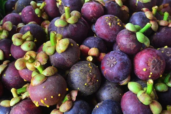 Čerstvé mangosladové plody na prodej na trhu, mangostana backgrou — Stock fotografie