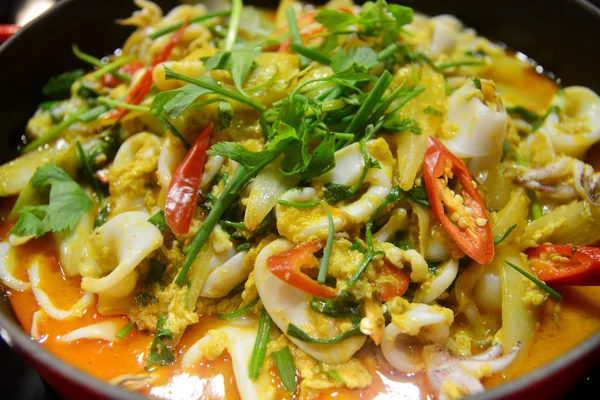 Smažená oliheň s kari, Thajská známá jídla. — Stock fotografie
