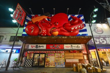 Osaka, Japonya - May 24, 2019 : Shin seikai shoppin gece sahnesi