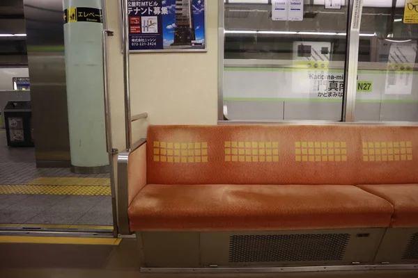 Osaka, Japonia-26 maja 2019. Pusty wózek wewnątrz pociągu linii metra — Zdjęcie stockowe