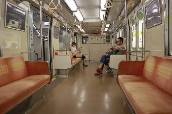 Osaka, Japão - 26 de maio de 2019. Passageiros dentro da linha de metrô em Os — Fotografia de Stock