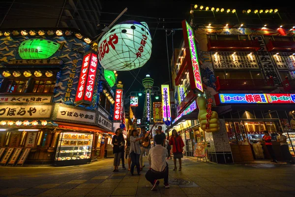 Ósaka, Japonsko-24. květen 2019: Noční scéna v Shin Seikai nakupenkový — Stock fotografie