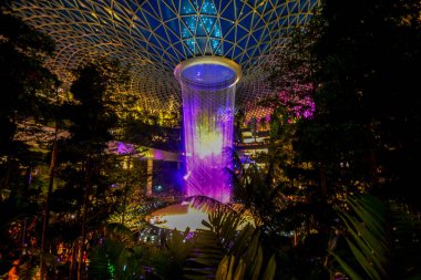 Singapur City, Singapur - 28 Mayıs 2019 : Yağmur Girdabı, Singapor'daki Jewal Changi Havaalanı'nın içinde yer alan dünyanın en büyük kapalı şelalesi.