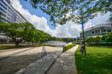 Singapur - 28 Mayıs 2019 : Açık havada dinlenen genç Asyalı kadın
