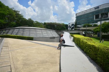 Singapur - 28 Mayıs 2019 : Açık havada dinlenen genç Asyalı kadın