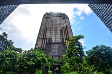 Singapur - 28 Mayıs 2019 : Merlion çevresindeki modern ofis binası 