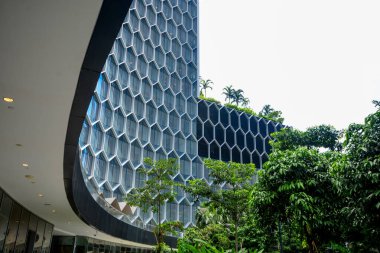 Singapur - 28 Mayıs 2019 : Merlion çevresindeki modern ofis binası 