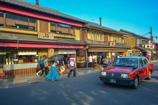 Kyoto, Japán-május 26, 2019: sok turista vásárol a Stree — Stock Fotó