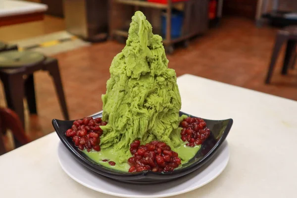 Té verde dulce nieve hielo con frijol rojo, Singapur famoso postre — Foto de Stock