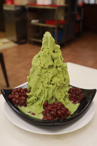 Té verde dulce nieve hielo con frijol rojo, Singapur famoso postre —  Fotos de Stock