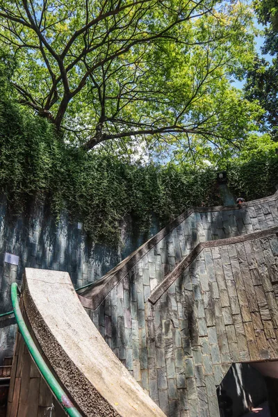 Escalera en escalera de caracol subterránea en Fort Canning Park , — Foto de Stock