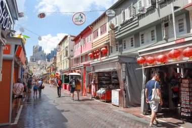 Singapur - 28 Mayıs 2019 Chinatow'da renkli miras binaları