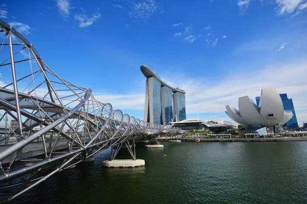 SINGAPUR - 28 de mayo de 2019: El paisaje de la ciudad de Helix Bridge en da — Foto de Stock