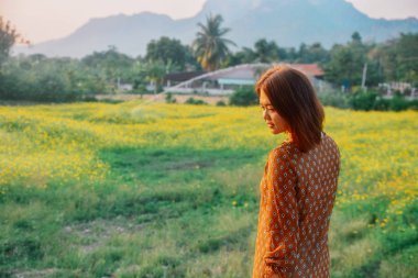 Mutlu özgürlük kadın y ile ahşap köprü üzerinde doğa görünümü zevk