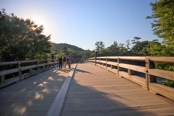 Mie Prefecture, Japan-24 mei 2019: een brug naar het binnenste gebied — Stockfoto