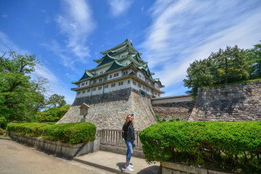 Gezgin kadın Nagoya Kalesi'nde selfie çekmek, Bir Japon histor