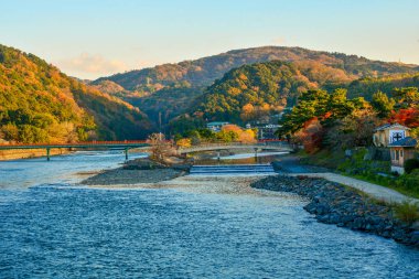 Arashiyama, Kyoyo, J sonbahar sezonunda güzel dağ manzarası