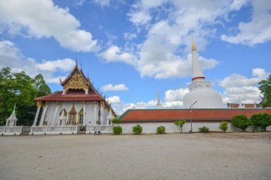 Wat Phra Mahathat Woramahawihan ana Budist tapınağıdır (wat