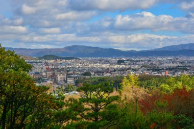 Arashiyama, Kyoyo, J sonbahar sezonunda güzel dağ manzarası