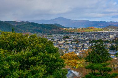 Arashiyama, Kyoyo, J sonbahar sezonunda güzel dağ manzarası