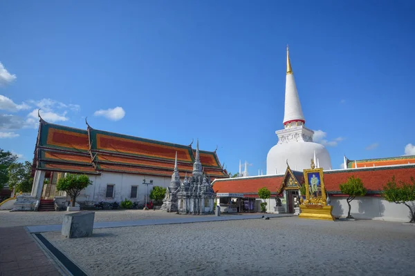 Wat Phra Mahathat Woramahawihan is de belangrijkste Boeddhistische tempel (wat — Stockfoto