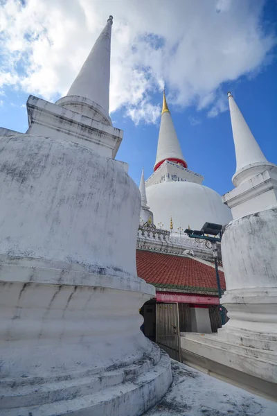 Wat Phra Mahathat Woramahawihan is de belangrijkste Boeddhistische tempel (wat — Stockfoto