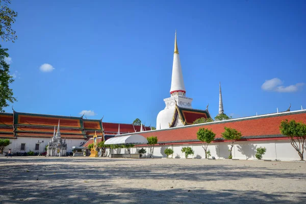 Wat Phra Mahathat Woramahawihan jest główną świątynią buddyjską (Wat — Zdjęcie stockowe