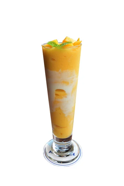 Glas frischer Mango-Smoothie isoliert auf weißem Hintergrund, mit — Stockfoto