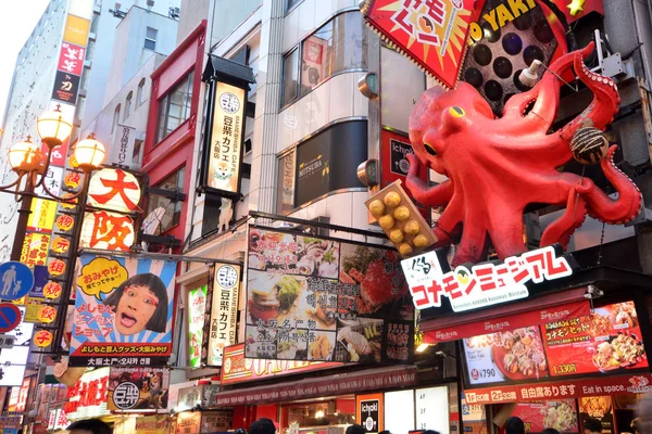 Osaka, Japón - 26 de mayo de 2019: Shinsaibashi es el mayor número de tiendas —  Fotos de Stock