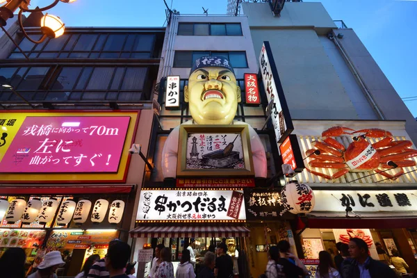 Osaka, Japón - 26 de mayo de 2019: Shinsaibashi es el mayor número de tiendas —  Fotos de Stock