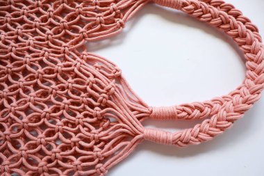 Yeniden kullanılabilir dize alışveriş eko örgü çanta Wgite backgrou izole