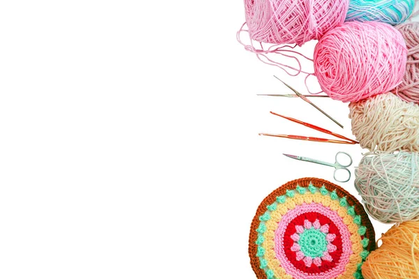 Женское хобби. Вязание и вязание. Ярмы в корзине на розовый приятель — стоковое фото