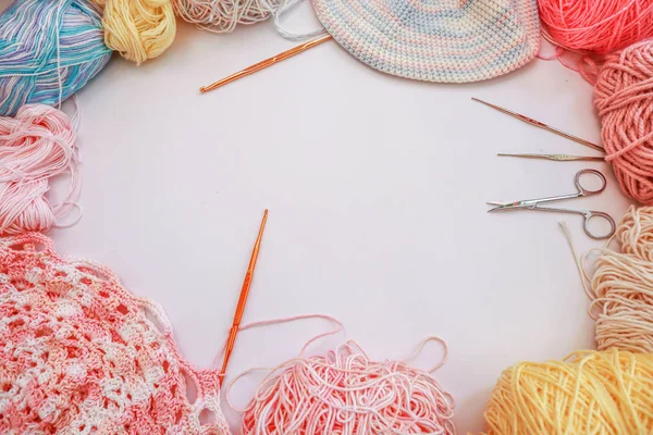 Women's hobby. Crochet and knitting. Yarns in basket with croche — Stock Photo, Image