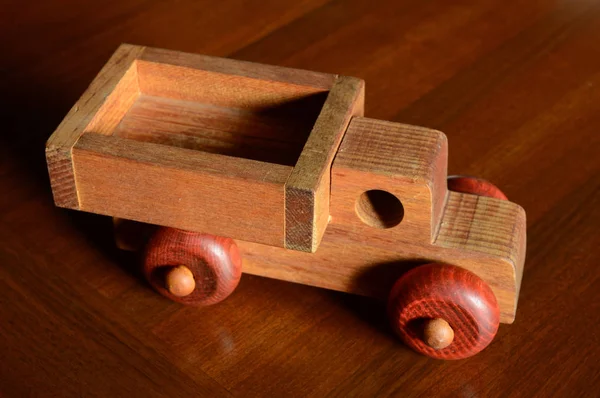木材のみから作られた古典的な手作りのダンプ トラックのおもちゃ — ストック写真