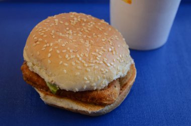 Bir fastfood tavuk sandviç closeup.