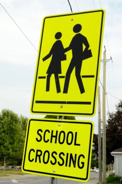 Bir sokak bildirim olarak bina dışında sürücüler için yayınlanan bir okul kapısı işaret closeup görüntü.