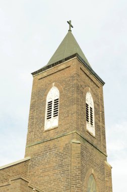 Kilisenin çan kulesi ve çapraz bağlı ontop bir görünüm.