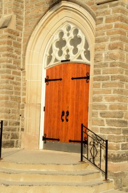 Bir kilise giriş açık dış kapı görünümünü odaklı.