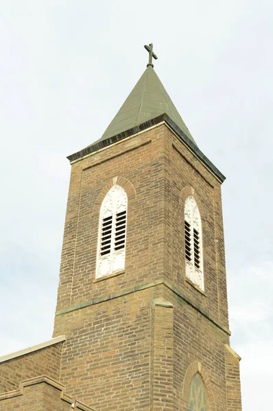 Widok Wieży Kościoła Krzyż Zamontowany Ontop — Zdjęcie stockowe