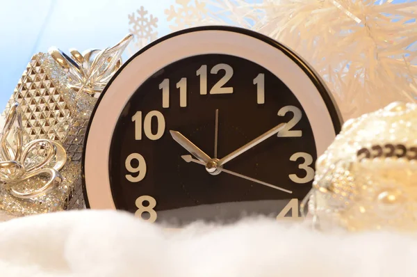 Reloj Varias Decoarciones Representan Momento Navidad Durante Motnh Invierno Diciembre — Foto de Stock