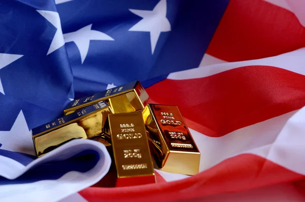 財務の概念の純粋な金の地金バーのスタックでアメリカ国旗のクローズ アップ — ストック写真