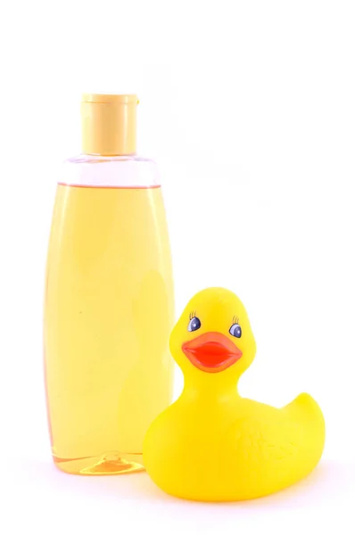 一些婴儿洗浴皂和一只橡胶鸭的孤立照片 — 图库照片