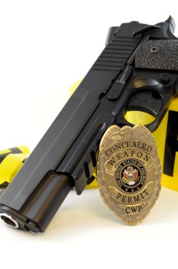 Bir tabanca silah rozetini ve hukuku uygulama için biraz polis bant ile görünümünü portre.